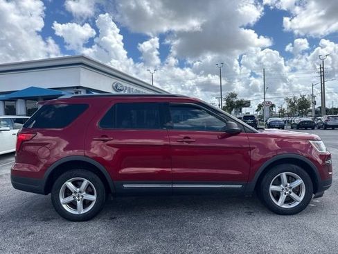 Used 2018 Ford Explorer XLT FWD image 4