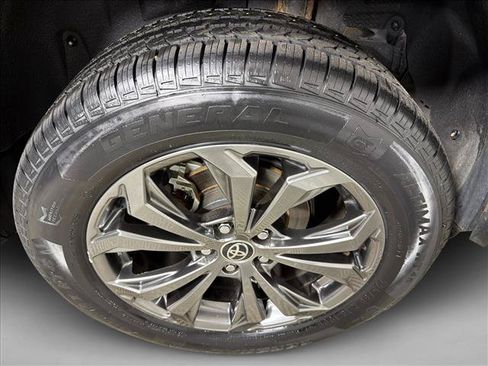 Used 2022 Toyota RAV4 XLE Premium AWD/4WD image 18