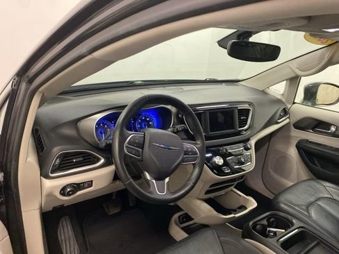 Used 2020 Chrysler Pacifica Touring-L FWD image 7