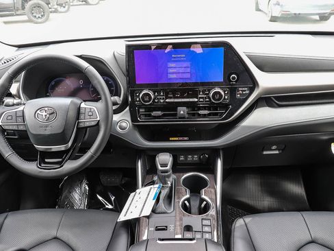 New 2026 Toyota Highlander Limited AWD/4WD image 16
