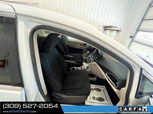 Used 2022 Chrysler Voyager LX FWD image 5