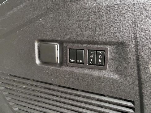 Used 2023 Chevrolet Suburban LT w/ Luxury Package image 35