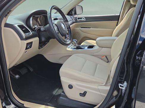 Used 2021 Jeep Grand Cherokee Laredo RWD image 9