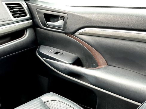 Used 2018 Toyota Highlander Limited FWD image 26