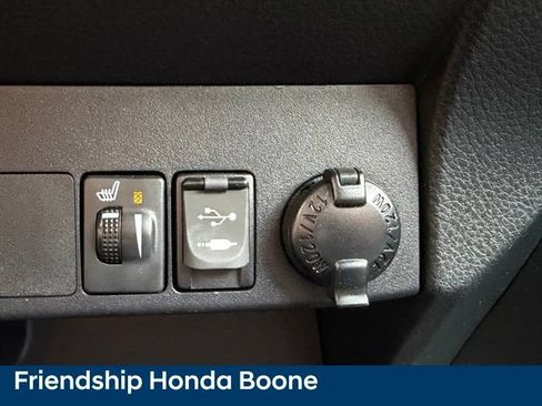 Used 2018 Toyota RAV4 XLE AWD/4WD image 30