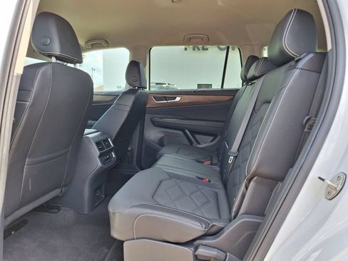 Used 2025 Volkswagen Atlas SE FWD image 13
