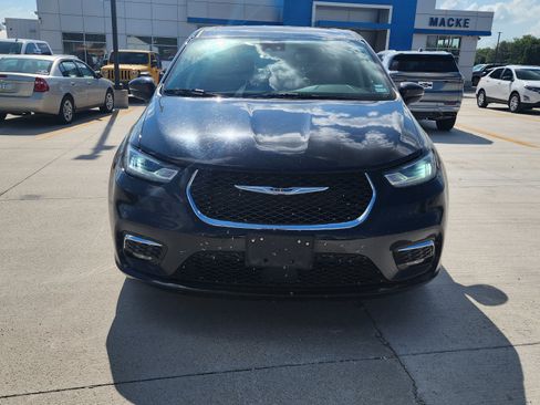 Used 2023 Chrysler Pacifica Touring-L FWD image 2
