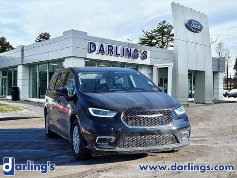 Used 2024 Chrysler Pacifica Touring-L image 2