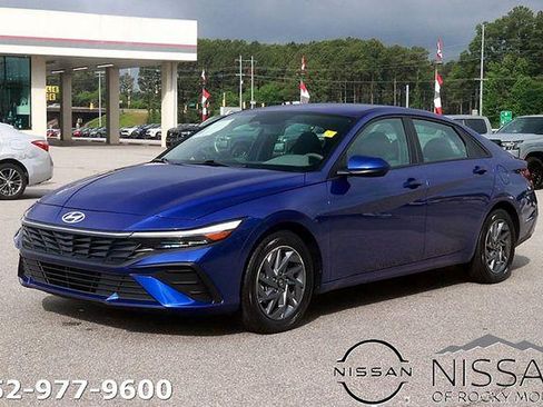 Used 2024 Hyundai Elantra SEL FWD image 3