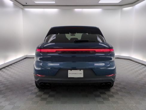 Certified 2025 Porsche Cayenne AWD/4WD image 11