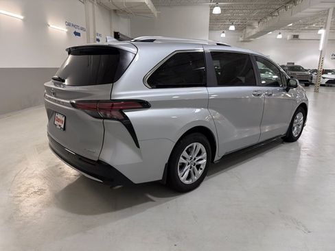 Used 2025 Toyota Sienna Limited AWD/4WD image 9