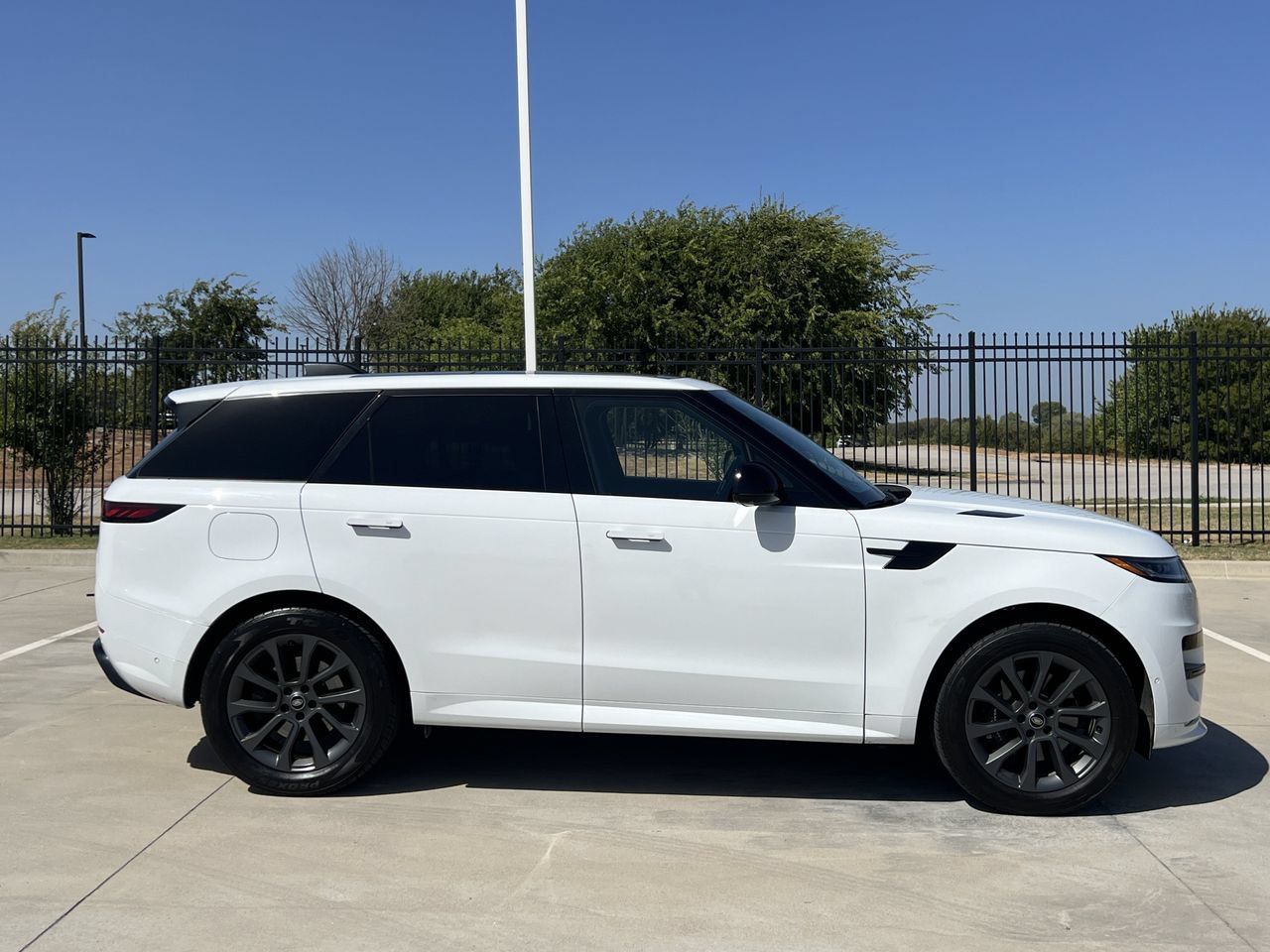 Used 2024 Land Rover Range Rover Sport Dynamic SE AWD/4WD image 3
