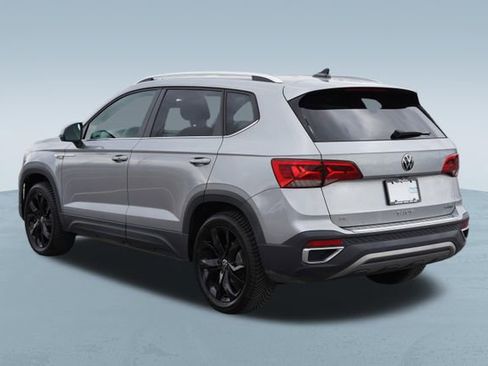 Used 2023 Volkswagen Taos SE w/ Panoramic Sunroof Package image 5