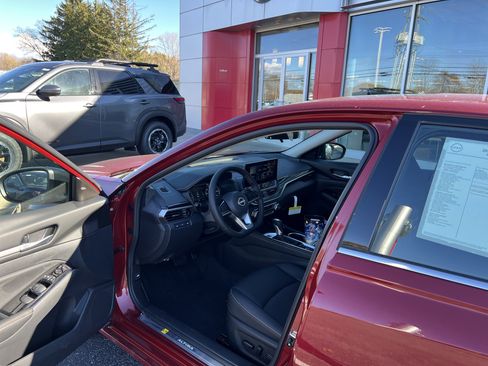 New 2025 Nissan Altima 2.5 SR w/ SR Premium Package image 3