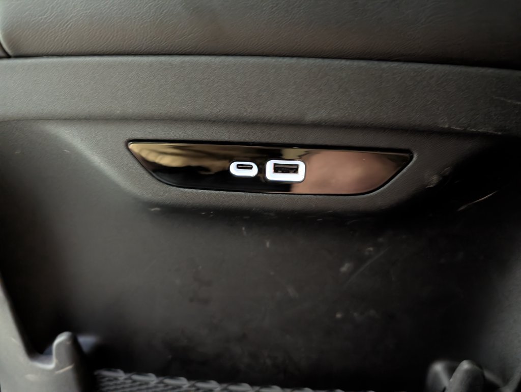 Used 2027 Chrysler Pacifica Limited FWD image 11