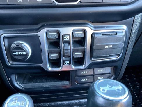 Used 2019 Jeep Wrangler Unlimited Sahara w/ Advanced Safety Group image 20