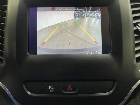 Used 2019 Jeep Cherokee Latitude Plus w/ Cold Weather Group image 37