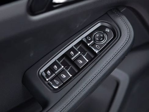 Certified 2026 Porsche Macan AWD/4WD image 25