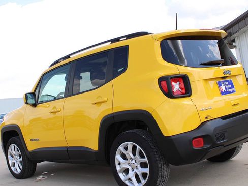 Used 2018 Jeep Renegade Latitude w/ Safety & Security Group AWD/4WD image 7