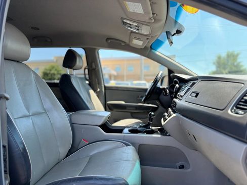 Used 2017 Kia Sedona LX w/ LX Essentials Premium Package FWD image 40