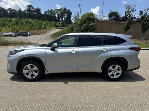 Used 2020 Toyota Highlander LE image 2