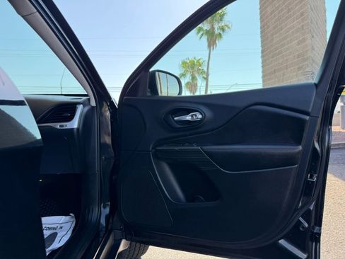 Used 2015 Jeep Cherokee Trailhawk w/ Leather Interior Group AWD/4WD image 32