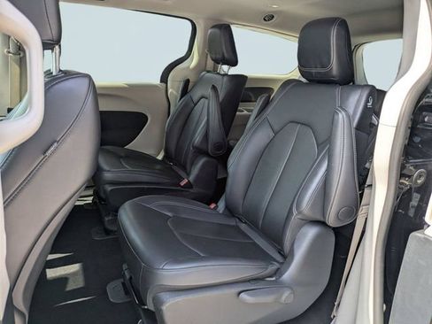 Used 2024 Chrysler Pacifica Limited FWD image 15
