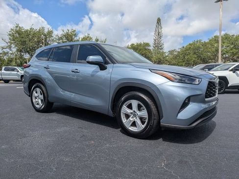 Used 2023 Toyota Highlander LE FWD image 2