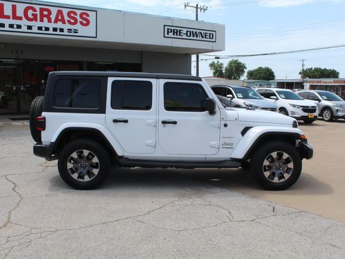 Used 2018 Jeep Wrangler Unlimited Sahara AWD/4WD image 3