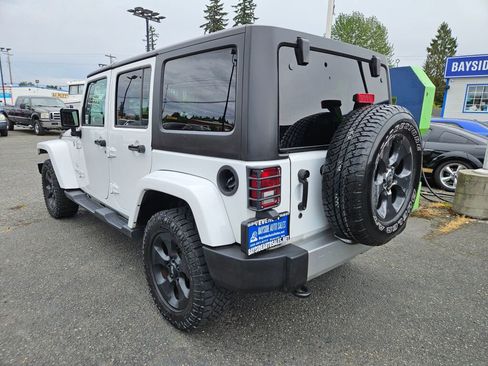 Used 2017 Jeep Wrangler Unlimited Sahara AWD/4WD image 3