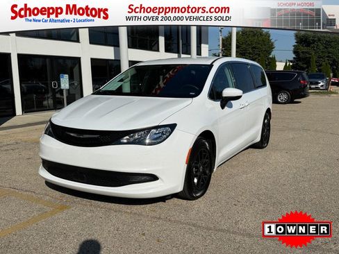 Used 2022 Chrysler Voyager LX image 1