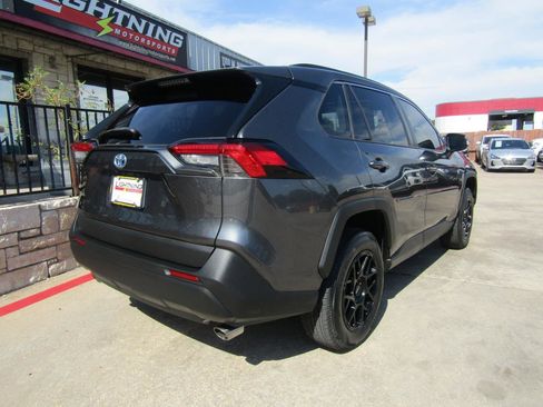 Used 2021 Toyota RAV4 XLE w/ Convenience Package AWD/4WD image 4