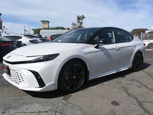 Used 2026 Toyota Camry Hybrid image 12