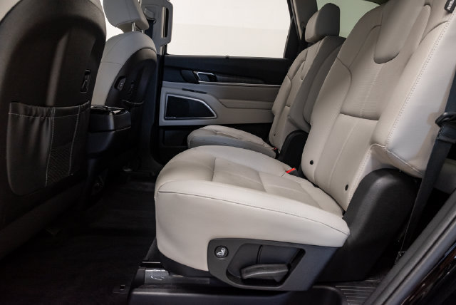 Used 2025 Kia Telluride EX w/ EX Captain's Chair Package FWD image 27