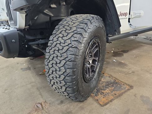 Used 2023 Jeep Wrangler Unlimited Rubicon w/ Xtreme 35 Tire Package AWD/4WD image 31