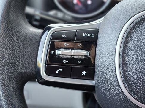 Used 2022 Kia Carnival LX image 18