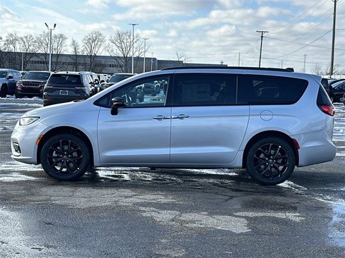 New 2026 Chrysler Pacifica Limited image 5