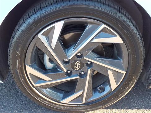 Certified 2025 Hyundai Elantra SEL image 9