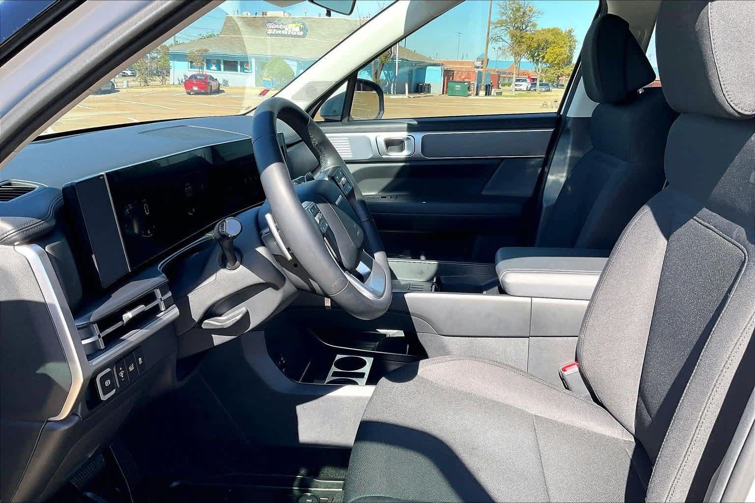 Used 2026 Hyundai Santa Fe SE FWD image 2