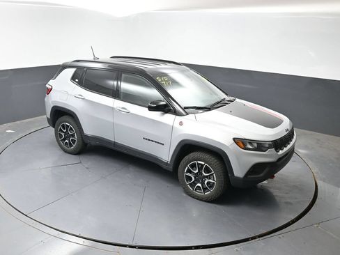 Used 2025 Jeep Compass Trailhawk AWD/4WD image 16