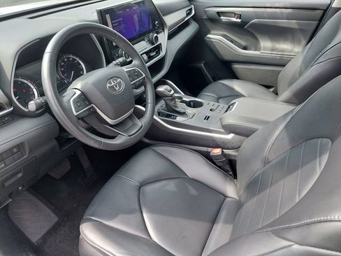Used 2023 Toyota Highlander XLE FWD image 9