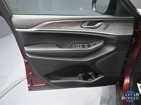 Used 2025 Jeep Grand Cherokee Limited w/ Luxury Tech Group II image 9