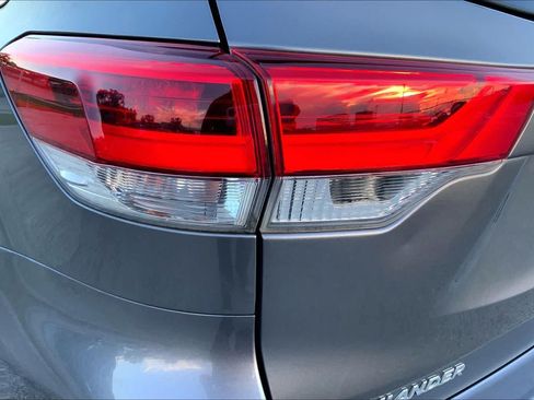 Used 2018 Toyota Highlander Plus FWD image 28