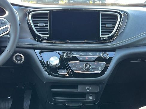 New 2026 Chrysler Pacifica Select image 15
