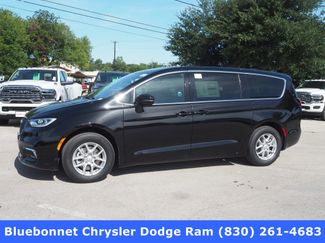 New 2025 Chrysler Pacifica Select image 1