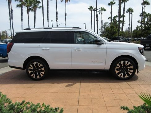 Used 2025 Ford Expedition Platinum w/ Driver's Package AWD/4WD image 5