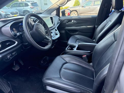 Used 2025 Chrysler Pacifica Select FWD image 9
