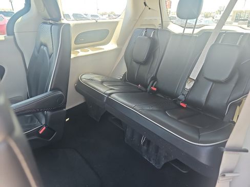 Used 2023 Chrysler Pacifica Limited FWD image 13