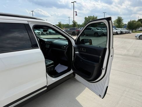 Used 2018 Ford Explorer XLT w/ Equipment Group 202A AWD/4WD image 25