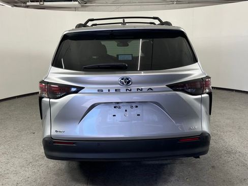 Used 2025 Toyota Sienna XLE image 4